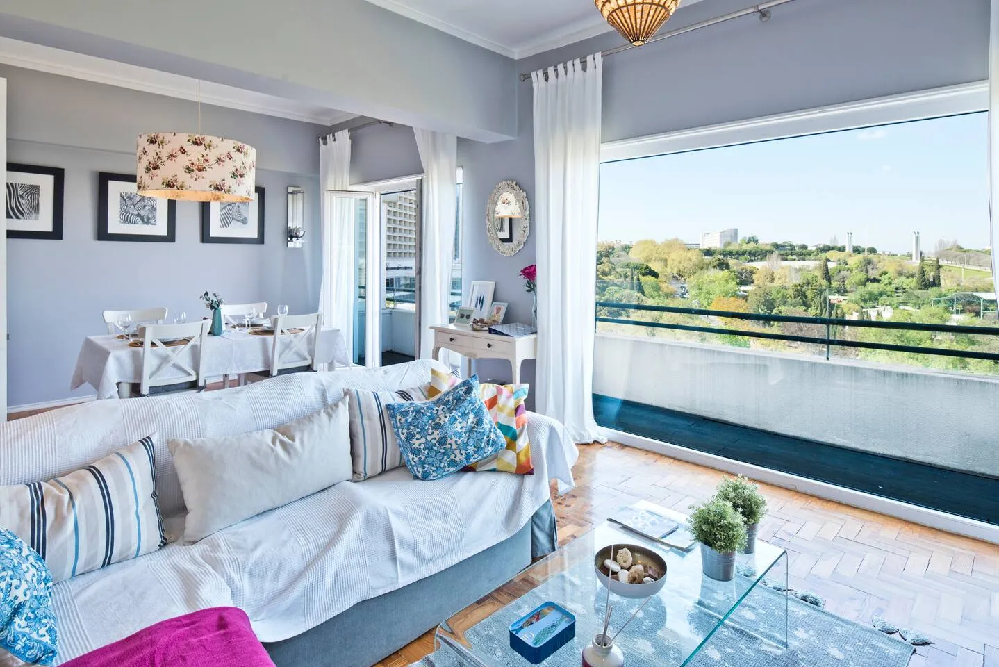 Stay in the city center and enjoy an amazing view of the Eduardo VII park in central Lisbon. You're a 2 minutes walk from Marquês de Pombal Subway station and the GIRA Bike sharing station, hop-on hop-off buses and rent-a-car just down the street.